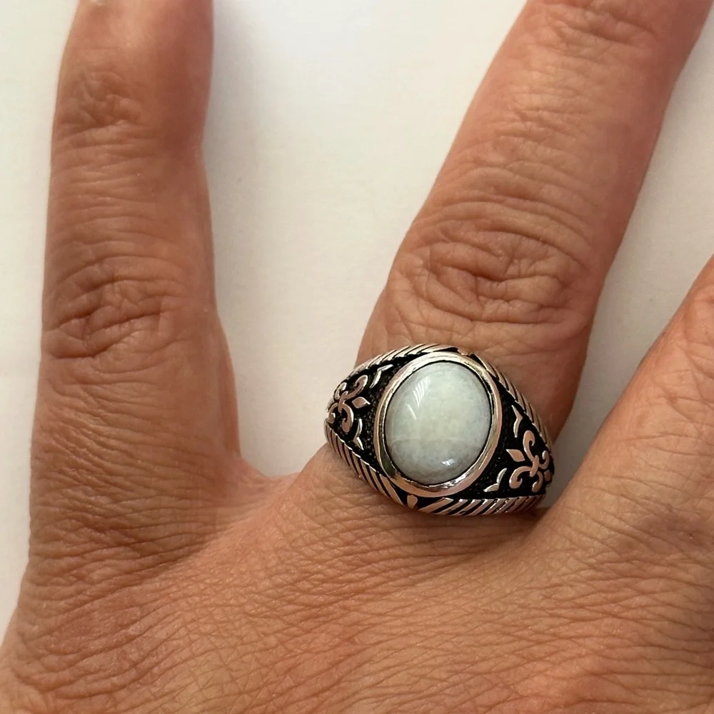 925 Silver fleur de lis green stone ring size 9.5